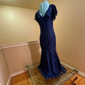 Theia, size 4, navy, maxi lace dress